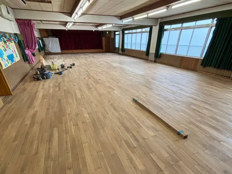 研磨してウレタン塗装で仕上げた教室の木の床